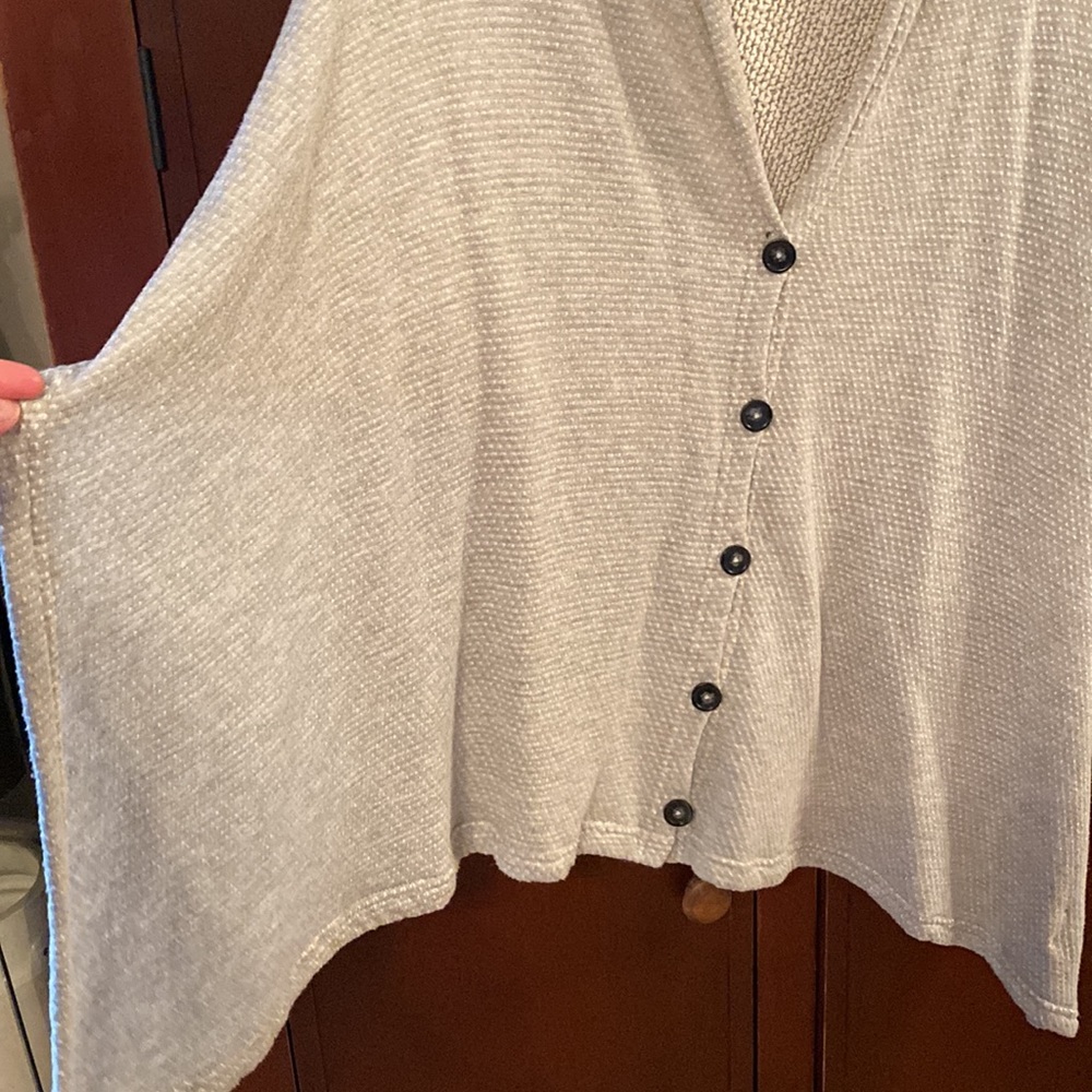 Gray poncho - Picture 3 of 5